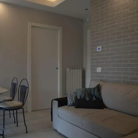 Modern Flat With View & Private Beach! Toscolano Maderno