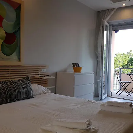 Modern Flat With View & Private Beach! Toscolano Maderno