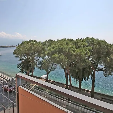 Апартаменты Modern Flat With View & Private Beach! Тосколано-Мадерно