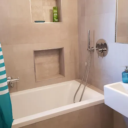 Modern Flat With View & Private Beach! Тосколано-Мадерно