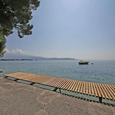 Modern Flat With View & Private Beach! Apartment Toscolano-Maderno