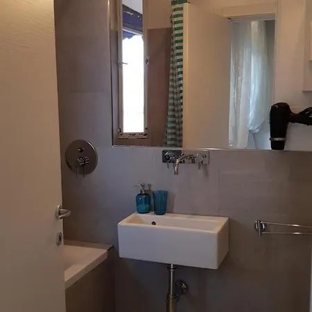 Modern Flat With View & Private Beach! Apartment Toscolano-Maderno